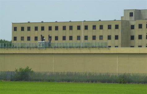 Carceri: ennesimo suicidio per sovraffolamento e pochi agenti. Manca un’ottica rieducativa e reintroduzione nella società Carceri: ennesimo suicidio per sovraffolamento e pochi agenti. Manca un’ottica rieducativa e reintroduzione nella società