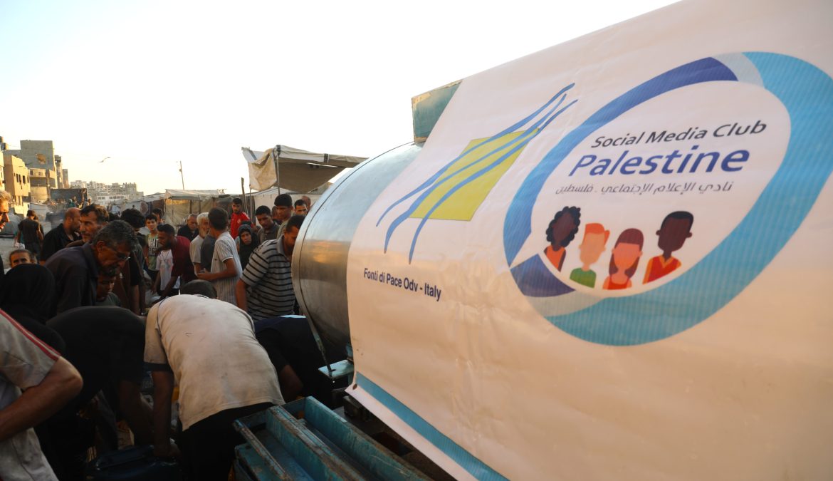 Fonti di Pace: noi a Gaza ci siamo. Distribuzione acqua e pacchi alimentari