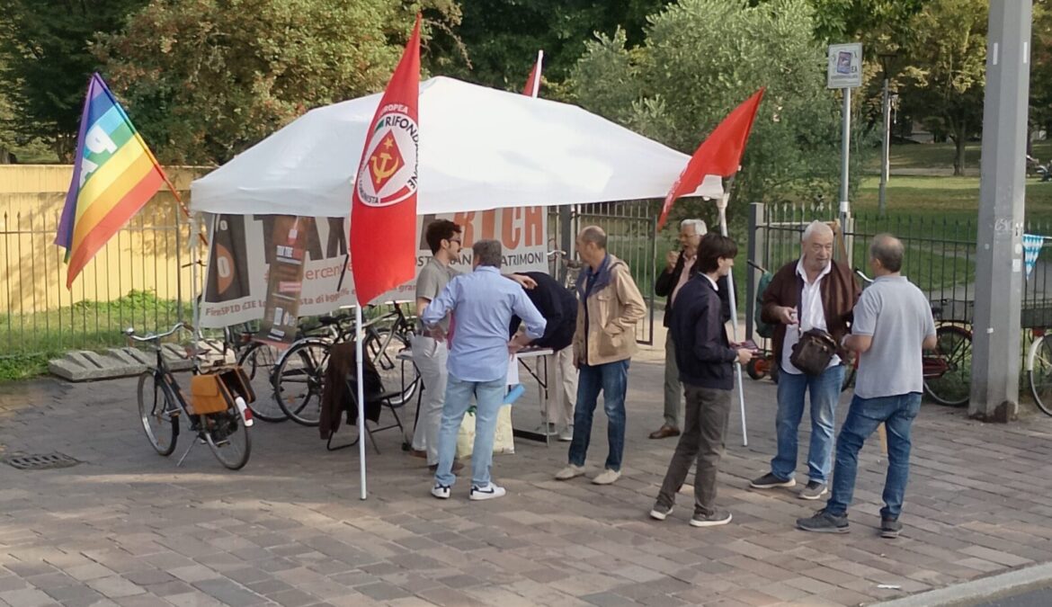 Banchetto al mercato del Circolo di Rifondazione Comunista di Vigevano per raccolta firme a sostegno della legge popolare 1% Equo